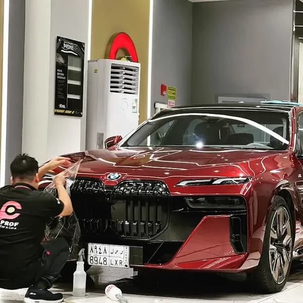 فني محترف يعمل على سيارة BMW